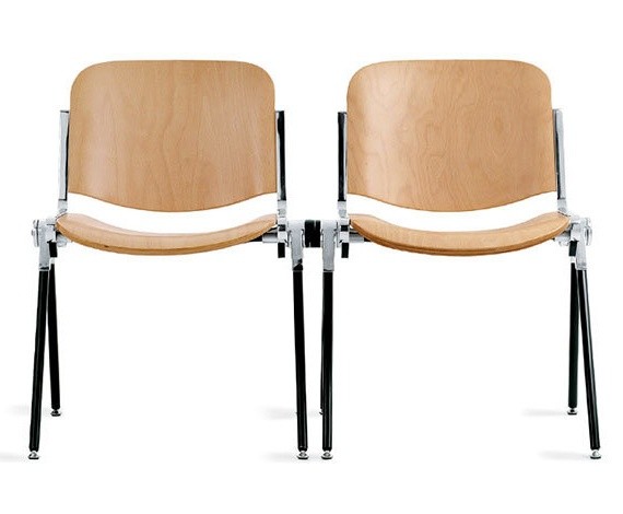 due sedie in legno agganciate tra loro per grandi eventi