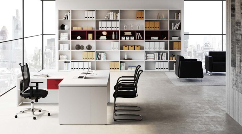 scrivania direzionale delta evo bianca angolare con poltrone nere e libreria bianca a muro