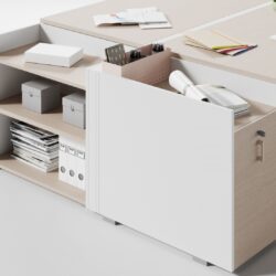 scrivania con cassettiere e complementi color legno naturale