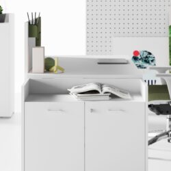scrivania bianca con sedia operativa e cassettiera