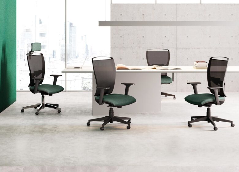 4 sedie ergonomiche verdi per studio tecnico intorno a tavolo meeting